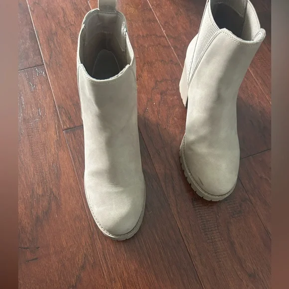 MIA Jody Ribbed Chelsea Lug Boots - Picture 6 of 8